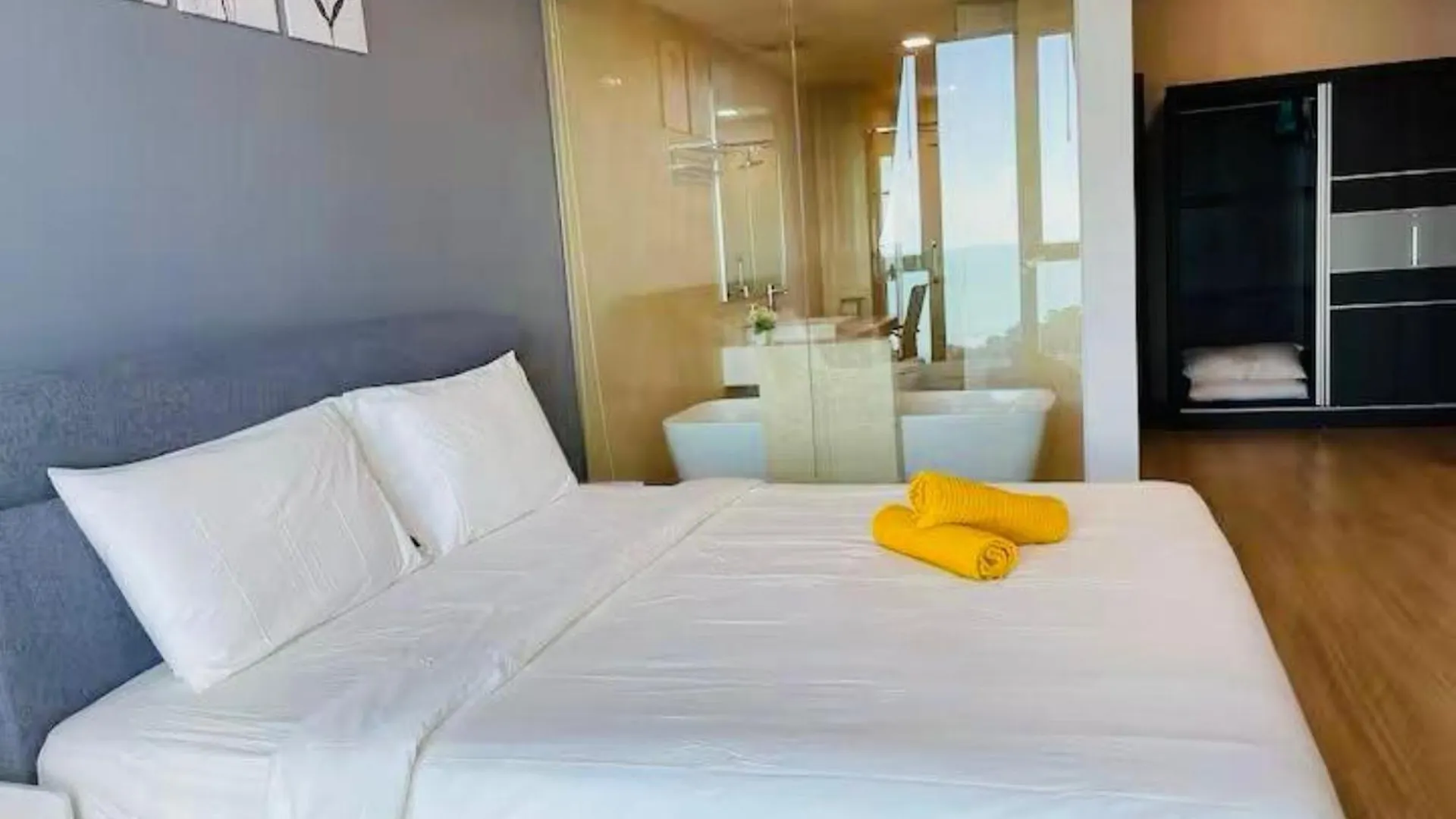 Deluxe Seaview Suite Tripe Bed With Bath Tub 25 Tanjung Tokong 0*,  Malásia